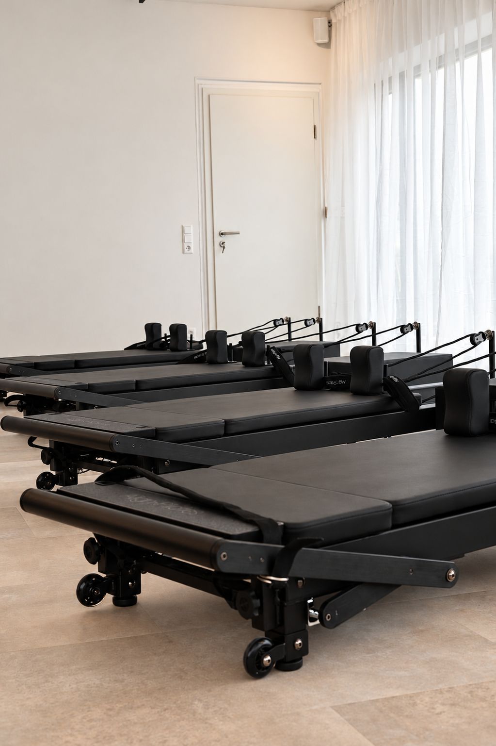Reformer-Reihe im hellen Studio