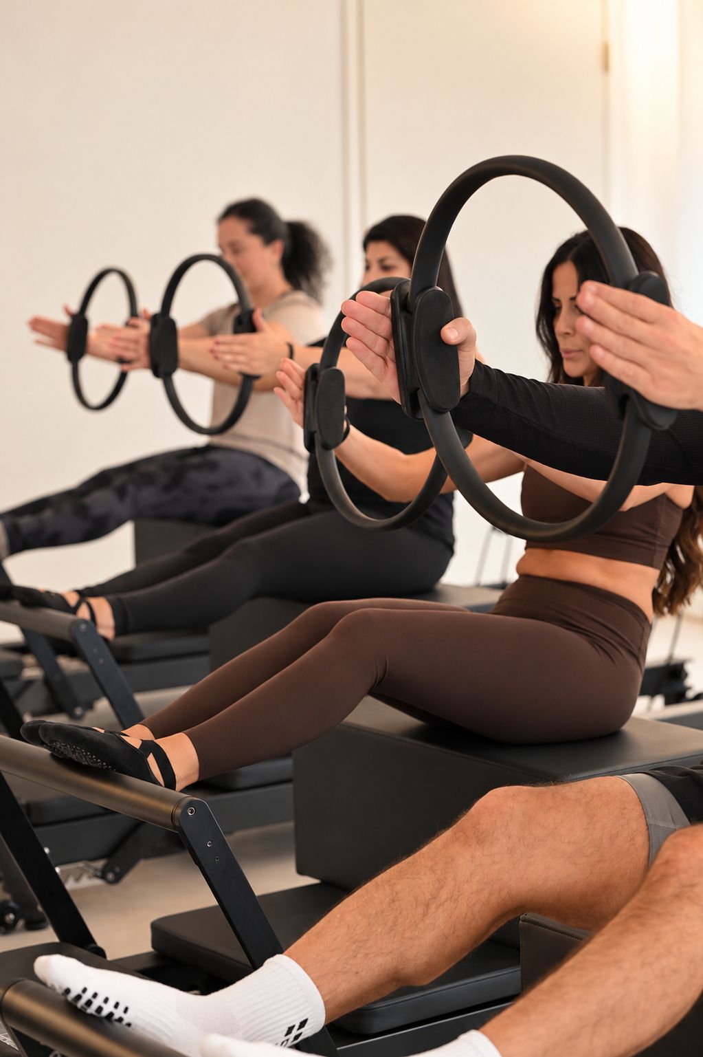 Gruppenstunde mit Pilates-Ringen auf den Reformern